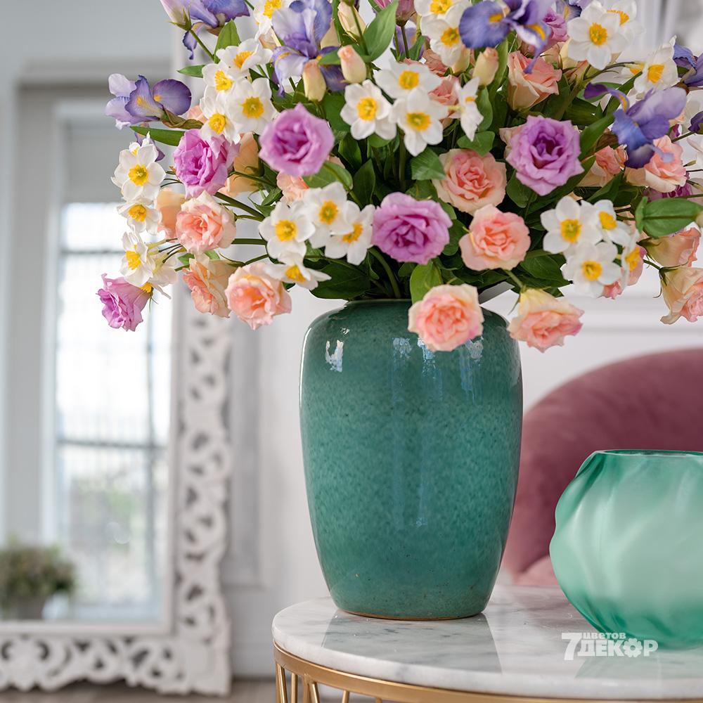 Букет из искусственных цветов: розы, ранюнкулюсы, нарциссы в керамической вазе бирюзового цвета