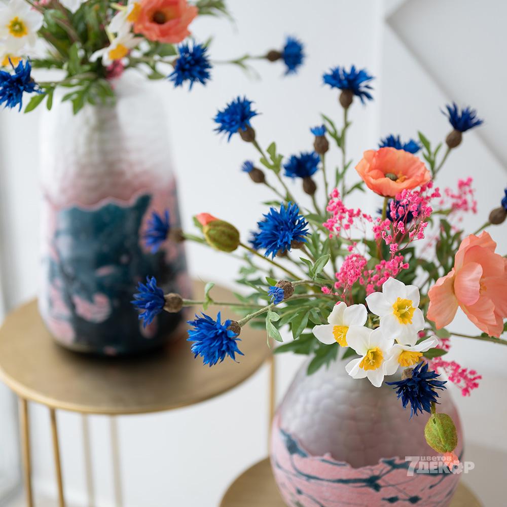 Искусственные цветы - васильки, нарциссы, ранюнкулюсы в вазе из декоративного стекла